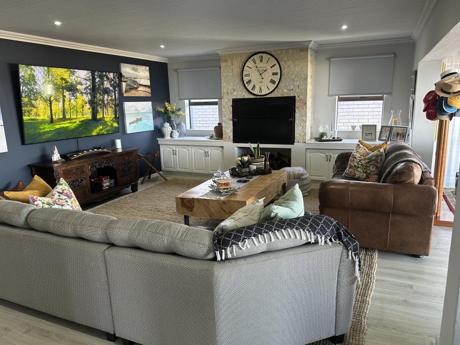 6 Bedroom Property for Sale in Reebok Western Cape